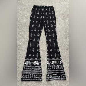 Black and White Flare Pattern Leggings